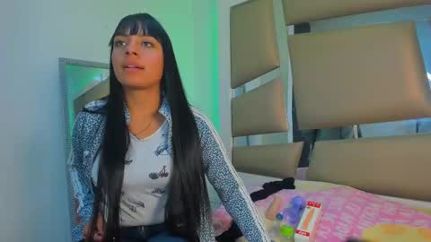 Snapshot of laura__js_ chatting on March 3, 9:05 pm laura__js_ online show from March 3, 9:05 pm