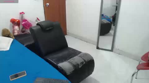 laura_foxx2379 online show from October 15, 2:26 am