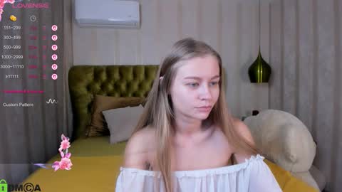 Laura online show from December 17, 11:17 am