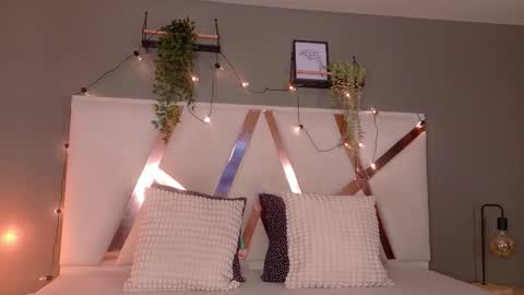 lauraagomezz__ online show from October 21, 8:45 pm