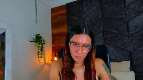 lauraagomezz__ online show from October 18, 9:30 pm