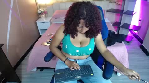 lauraltt online show from December 2, 12:35 pm