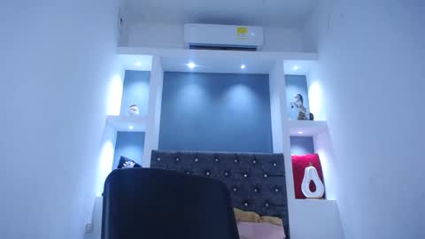 lauramossart online show from October 8, 5:02 am