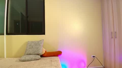 Snapshot of lauren_gil_ chatting on December 8, 11:08 pm 1 online show from December 8, 11:08 pm