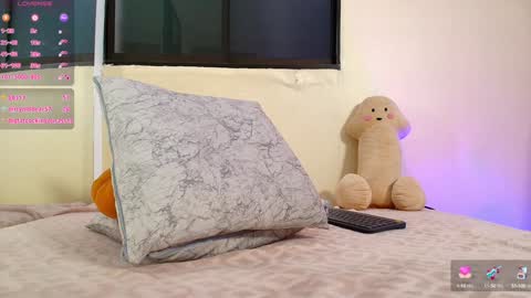 Snapshot of lauren_gil_ chatting on December 16, 12:26 am 1 online show from December 16, 12:26 am