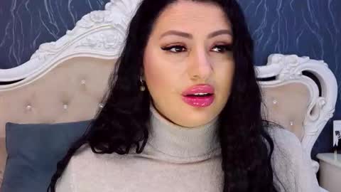 Laura online show from October 4, 11:30 am