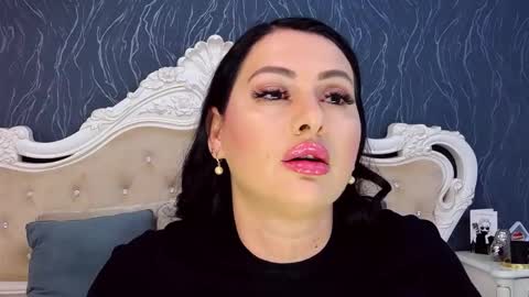 Laura online show from October 1, 2:49 pm