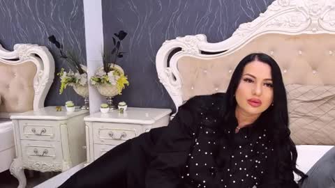 Laura online show from April 16, 9:39 pm