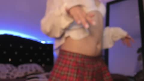 laurenn_111 online show from May 22, 11:44 pm