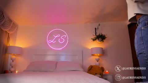 Lauren Saenz online show from February 26, 12:05 pm