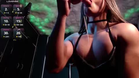 Layla   help me with your thumbs up its important  online show from February 12, 7:39 pm