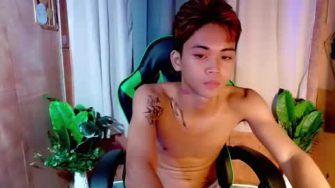 leemoreno18 online show from November 5, 1:13 pm