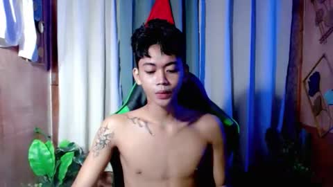 leemoreno18 online show from October 31, 7:58 pm