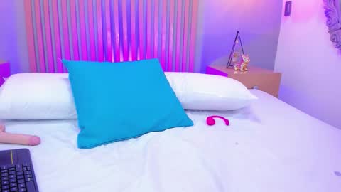 Leila online show from November 14, 5:15 pm