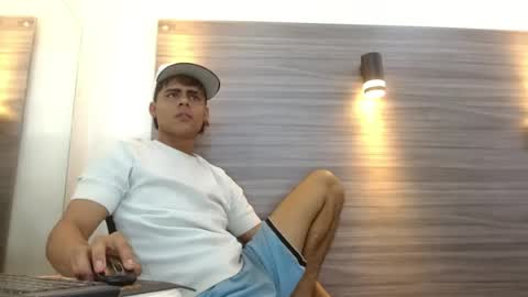 lelehott01 online show from July 14, 3:22 am