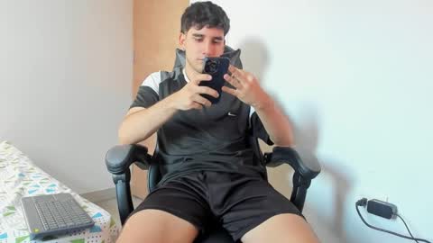 Snapshot of leo_jones389 chatting on January 20, 10:04 pm Leo Jones online show from January 20, 10:04 pm