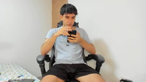 Snapshot of leo_jones389 chatting on March 4, 7:43 pm Leo Jones online show from March 4, 7:43 pm