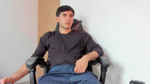 Snapshot of leo_jones389 chatting on February 4, 9:20 pm Leo Jones online show from February 4, 9:20 pm