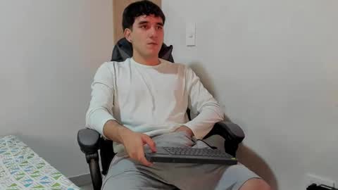 Snapshot of leo_jones389 chatting on December 6, 1:24 am Leo Jones online show from December 6, 1:24 am