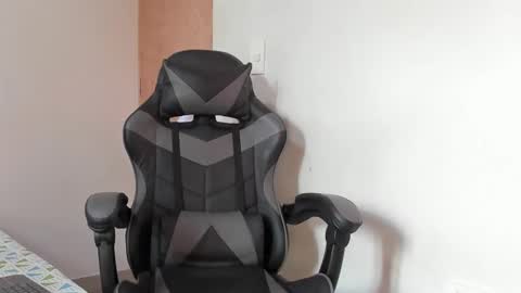 Snapshot of leo_jones389 chatting on December 26, 3:31 pm Leo Jones online show from December 26, 3:31 pm