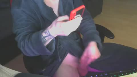 Snapshot of leon_97 chatting on December 11, 11:43 pm Lele 97 online show from December 11, 11:43 pm