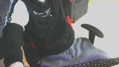 Snapshot of leon_97 chatting on December 1, 8:33 pm Lele 97 online show from December 1, 8:33 pm