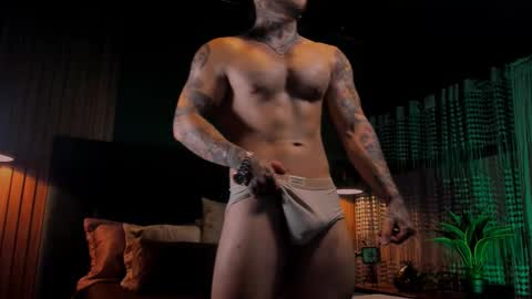 Snapshot of leosalvatore_ chatting on February 24, 1:46 am Leo Salvatore online show from February 24, 1:46 am