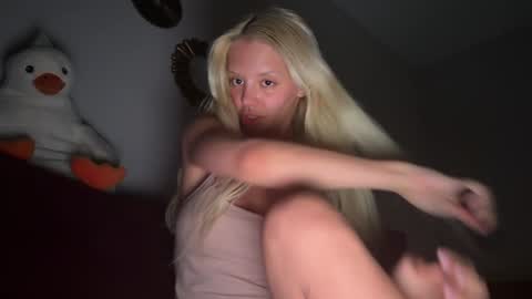Snapshot of lesi_moonie chatting on September 14, 1:19 am Lesi Join my fanclub before use my fanmenu online show from September 14, 1:19 am