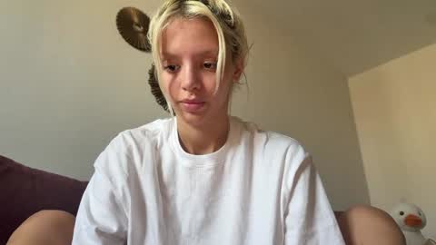 Snapshot of lesi_moonie chatting on September 21, 5:11 am Lesi Join my fanclub before use my fanmenu online show from September 21, 5:11 am