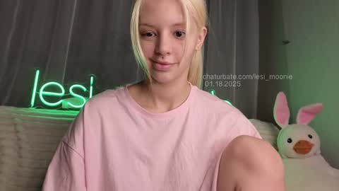Snapshot of lesi_moonie chatting on January 18, 12:15 pm Lesi Join my fanclub before use my fanmenu online show from January 18, 12:15 pm