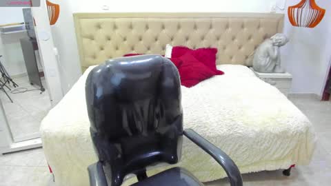 L E S L E Y  AND  D R A K O online show from April 28, 5:39 pm