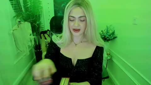 lesliemineg online show from October 29, 11:56 am