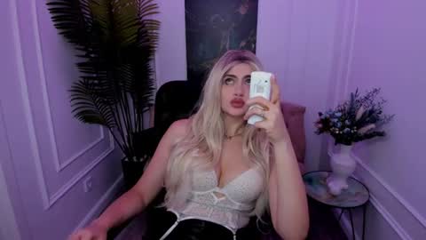 lesliemineg online show from September 12, 8:33 pm