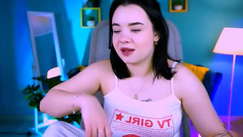 LeslieRowe online show from November 18, 6:00 pm