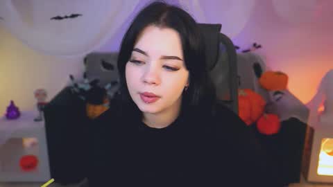 LeslieRowe online show from October 19, 5:28 pm