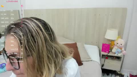 Lesly Santodomingo online show from June 6, 3:07 pm