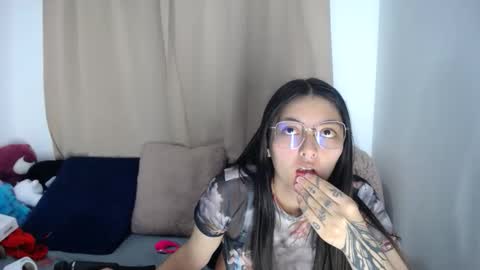 lessliee online show from March 18, 5:46 am