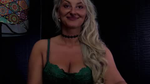 leticiareys online show from March 25, 12:45 pm