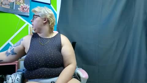 Snapshot of lexi2810 chatting on January 10, 7:46 am Lexi und Lex online show from January 10, 7:46 am