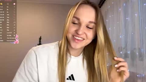 Mia online show from December 21, 1:17 pm