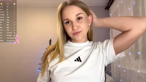 Mia online show from December 17, 5:08 pm