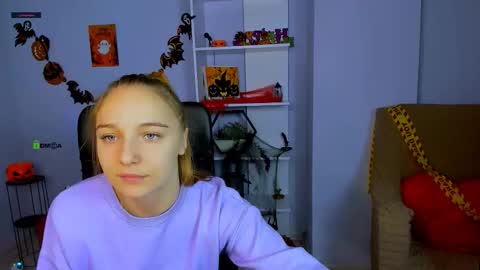 Lia online show from November 3, 1:12 pm