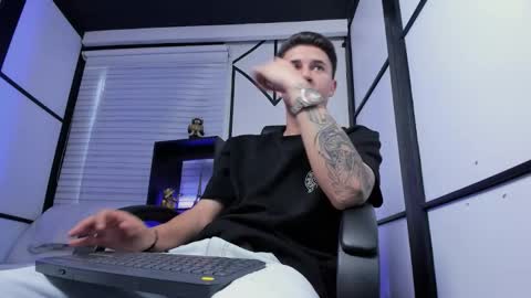 Snapshot of liaamsmiith_ chatting on September 10, 3:02 pm Liam Smith online show from September 10, 3:02 pm