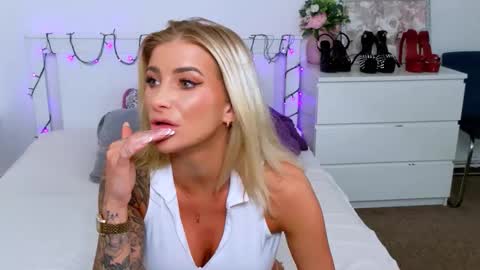 Lia online show from June 9, 10:37 am