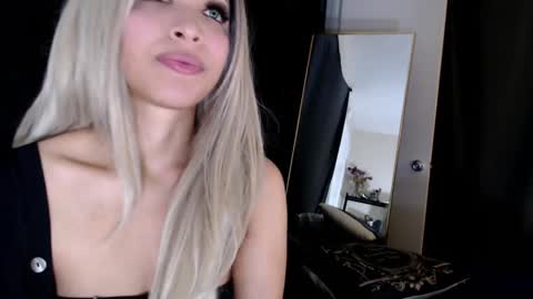 Snapshot of liadivina chatting on February 18, 11:55 am Lia Divina online show from February 18, 11:55 am