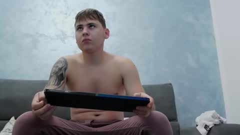 Snapshot of liam_kevin255 chatting on October 17, 9:52 pm liam_kevin255 online show from October 17, 9:52 pm