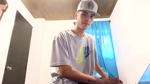 liam_smith00 online show from December 12, 7:37 pm