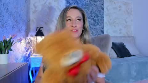 Lian online show from April 8, 7:39 pm