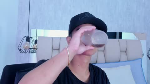   L I A N   online show from December 21, 11:33 am