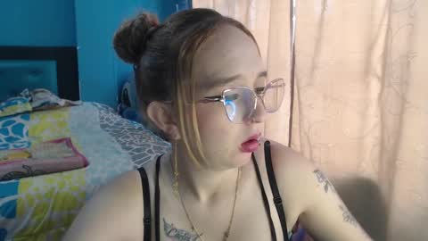 Snapshot of liaroberts1 chatting on February 4, 12:00 pm Lia Roberts online show from February 4, 12:00 pm